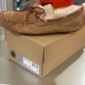 NIB W size 9 Dakota chestnut slippers.